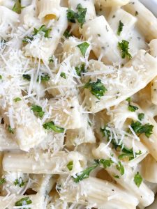 You can have this creamy garlic pasta on the dinner table in just 20 minutes! A quick & easy weeknight dinner recipe that everyone will love | www.togetherasfamily.com #dinnerrecipes #pastarecipes #meatlessrecipes #pastarecipes