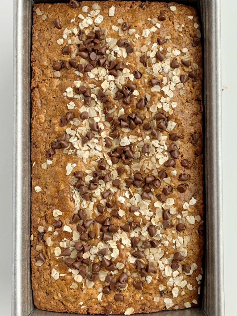 Oatmeal Chocolate Chip Bread | Chocolate Chip Bread | No Yeast Bread | Oatmeal chocolate chip bread is a quick, simple, no yeast sweet bread that tastes exactly like an oatmeal chocolate chip cookie! #snackrecipe #recipeoftheday #chocolaterecipes #easyrecipe #noyeastbread
