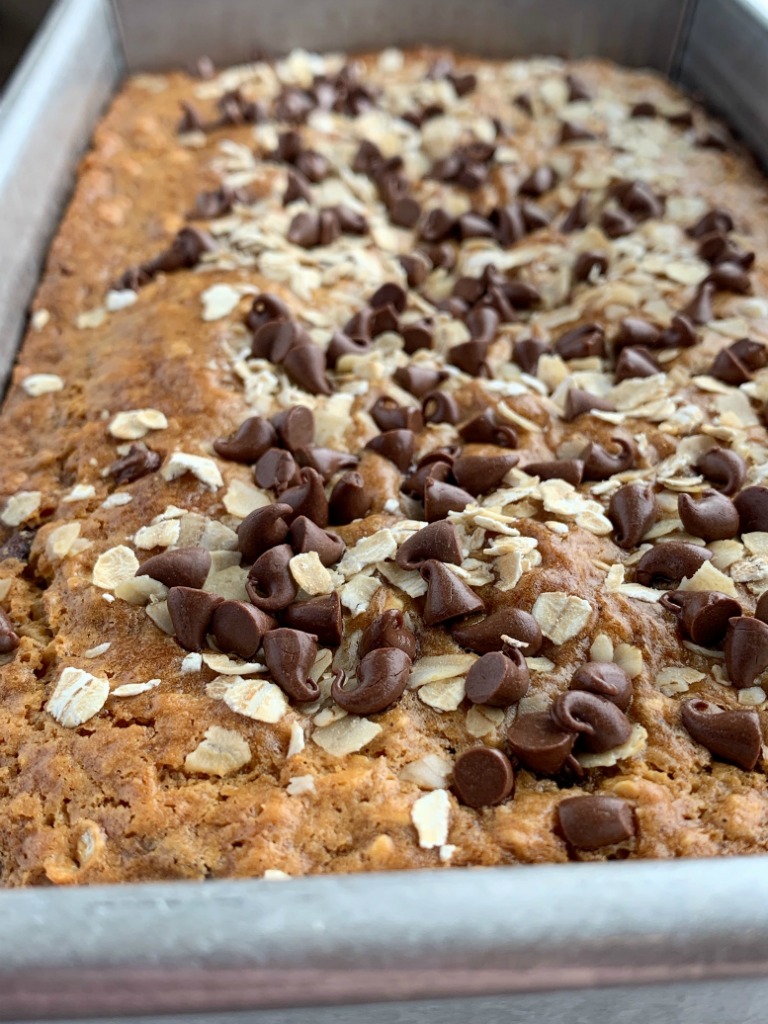 Oatmeal Chocolate Chip Bread | Chocolate Chip Bread | No Yeast Bread | Oatmeal chocolate chip bread is a quick, simple, no yeast sweet bread that tastes exactly like an oatmeal chocolate chip cookie! #snackrecipe #recipeoftheday #chocolaterecipes #easyrecipe #noyeastbread