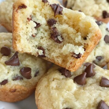 Muffins | Chocolate | Snack recipes | Mini muffins | Chocolate Chip Muffins | www.togetherasfamily.com