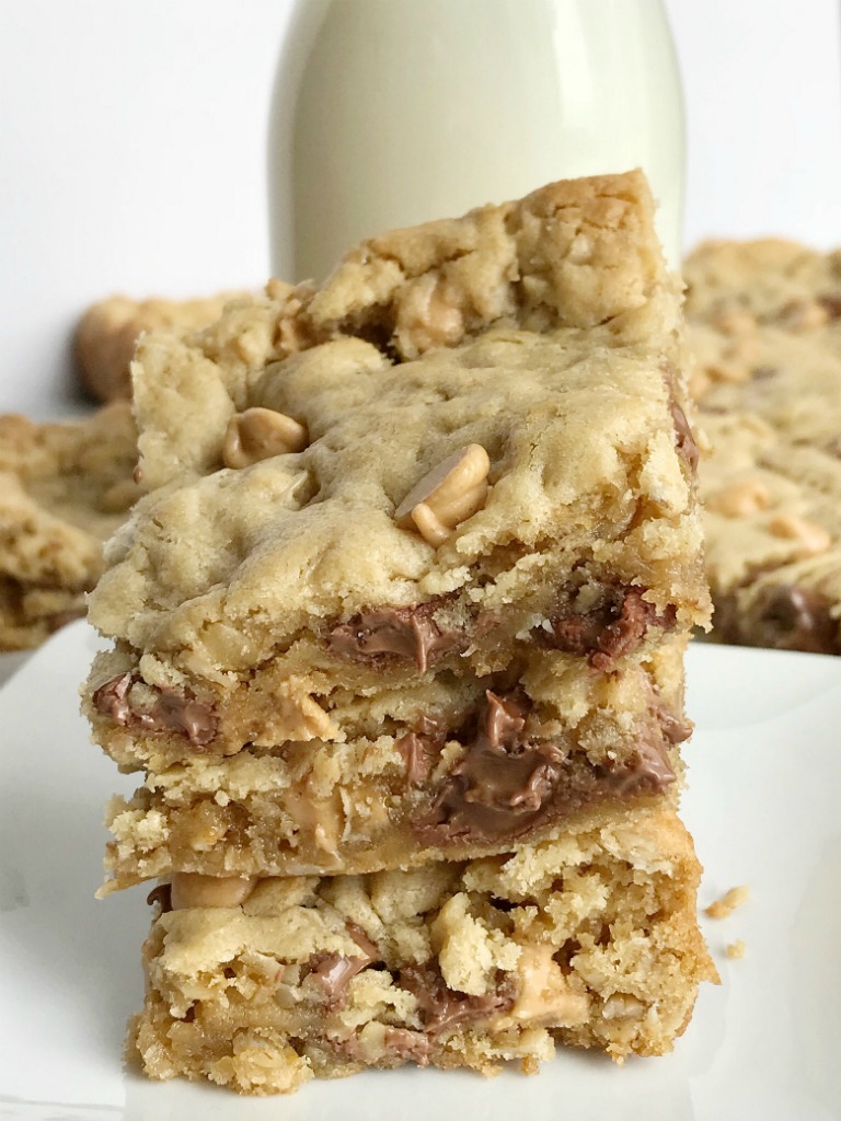Oatmeal Chocolate Chip Peanut Butter Bars | Oatmeal chocolate chip peanut butter bars are a family favorite dessert that everyone loves. Soft cookie bars loaded with oatmeal, peanut butter, peanut butter chips, and chocolate chips. Everyone loves these soft-baked cookies bars. #easydessertrecipes #dessert #peanutbutter #chocolate
