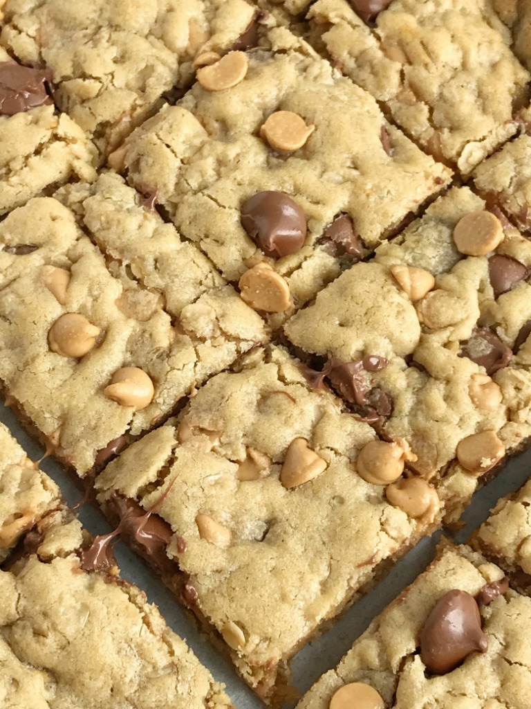 Oatmeal Chocolate Chip Peanut Butter Bars | Oatmeal chocolate chip peanut butter bars are a family favorite dessert that everyone loves. Soft cookie bars loaded with oatmeal, peanut butter, peanut butter chips, and chocolate chips. Everyone loves these soft-baked cookies bars. #easydessertrecipes #dessert #peanutbutter #chocolate