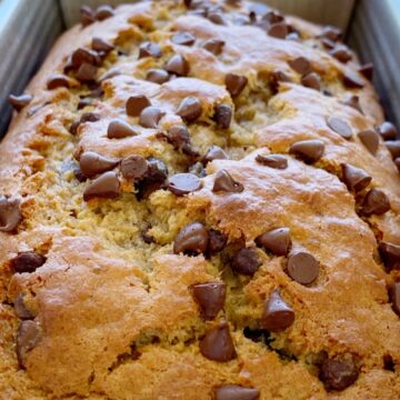 Banana Bread Recipe | Peanut Butter and Banana Recipes | Peanut Butter Chocolate Chip Banana Bread with creamy peanut butter, mashed bananas, chocolate chips, and applesauce to make it really moist and soft. Two bowls and no mixer needed for this quick bread recipe.