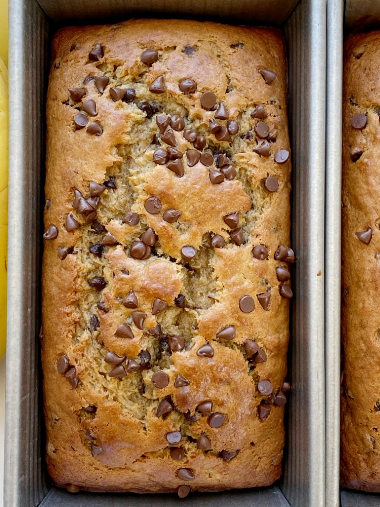 Banana Bread Recipe | Peanut Butter and Banana Recipes | Peanut Butter Chocolate Chip Banana Bread with creamy peanut butter, mashed bananas, chocolate chips, and applesauce to make it really moist and soft. Two bowls and no mixer needed for this quick bread recipe.