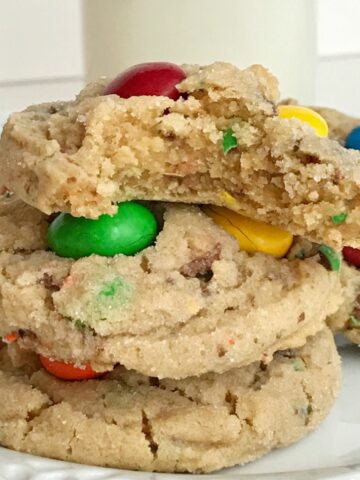 Peanut Butter M&M Cookies | Soft, thick, chewy peanut butter cookies loaded with peanut butter m&m candy | Peanut Butter Cookies | Cookies with M&M's | Cookies #cookierecipes #peanutbuttercookies #cookierecipe #peanutbuttercookie