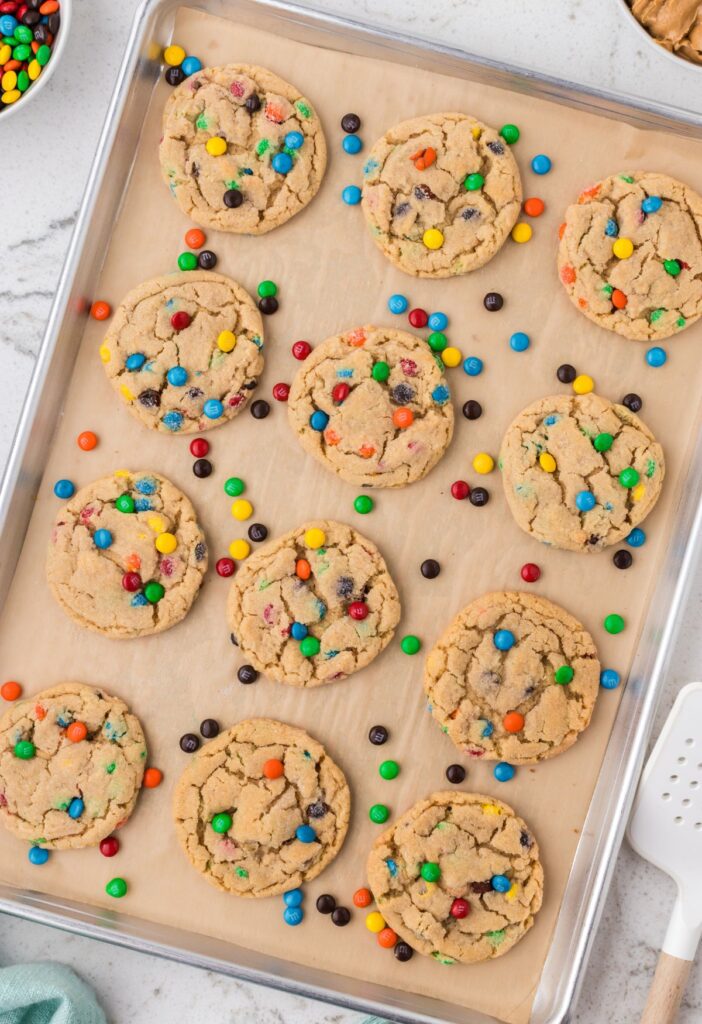 Cookie sheet with baked cookies on it