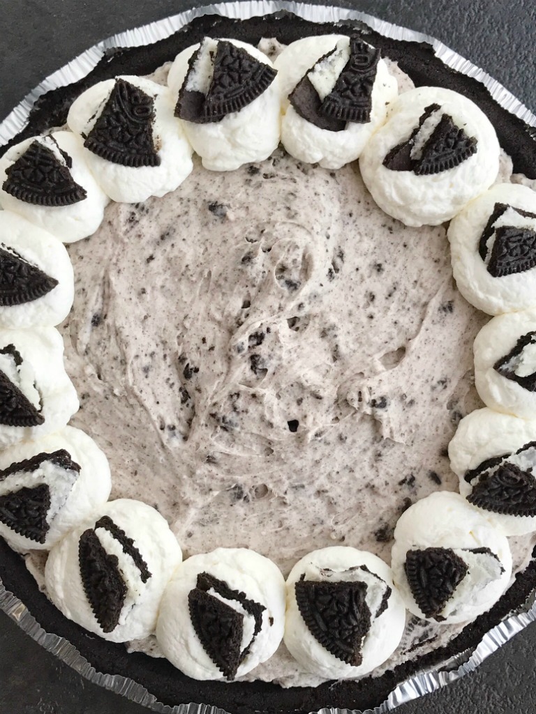 Oreo Cream Pie | Pie | No Bake Dessert Recipes | Cream Pie | Oreos | This Oreo cream pie will be one of the easiest desserts you'll ever make. An Oreo cookie crust filled with a cream Oreo filling. Top with additional whipped cream and Oreos for the ultimate Oreo Cream Pie. Only 6 simple ingredients needed and it's no-bake! #nobake #pie #dessert #desserts #easydessertrecipes