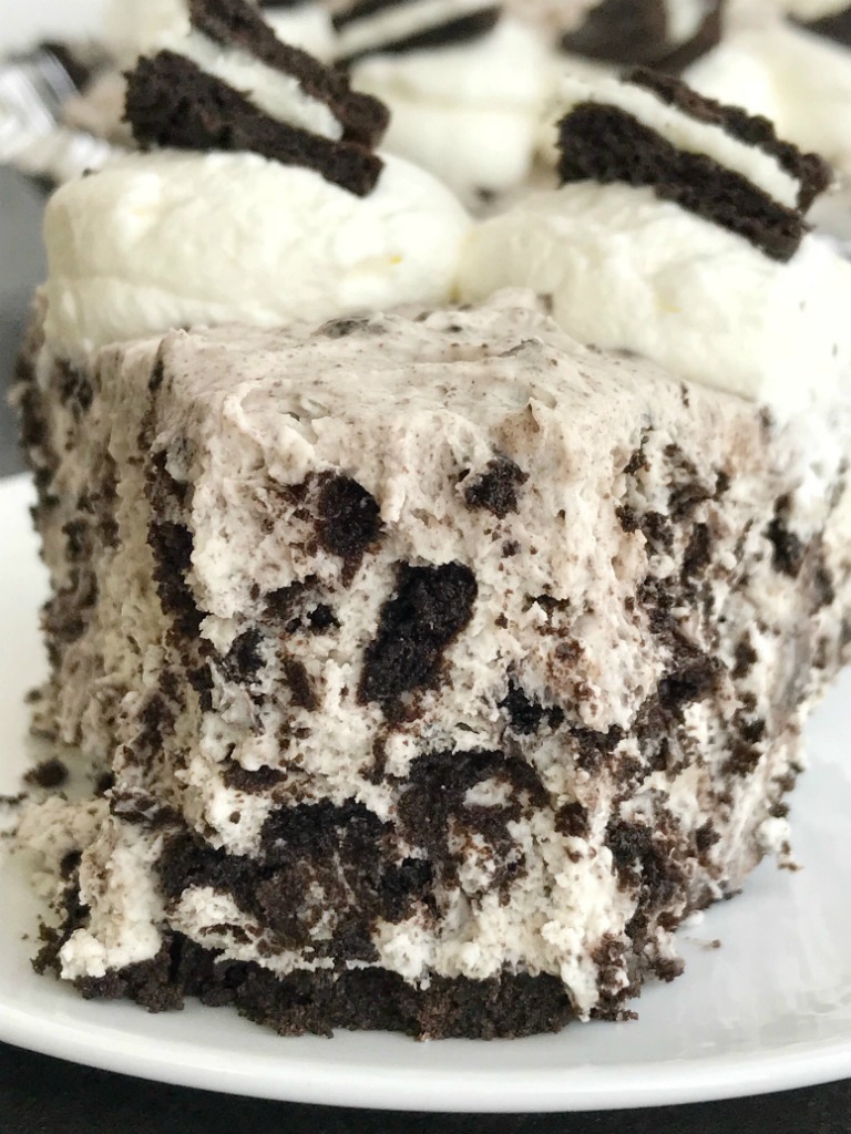 Oreo Cream Pie | Pie | No Bake Dessert Recipes | Cream Pie | Oreos | This Oreo cream pie will be one of the easiest desserts you'll ever make. An Oreo cookie crust filled with a cream Oreo filling. Top with additional whipped cream and Oreos for the ultimate Oreo Cream Pie. Only 6 simple ingredients needed and it's no-bake! #nobake #pie #dessert #desserts #easydessertrecipes