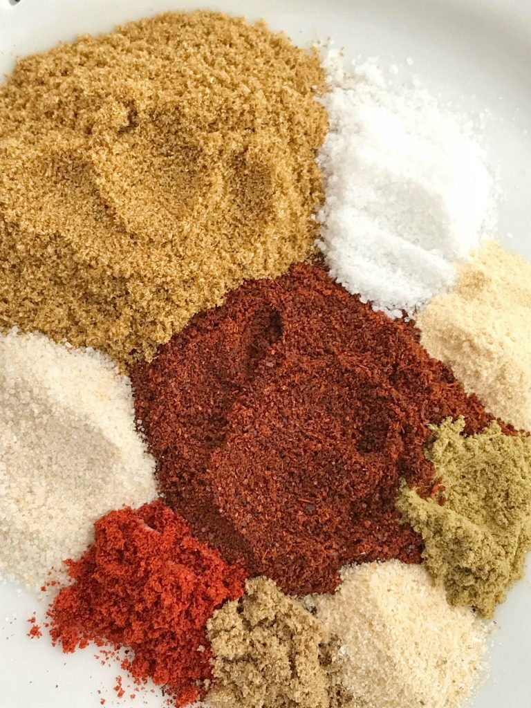 Homemade DIY Taco Seasoning | No need to buy those packets at the grocery store. This homemade taco seasoning comes together in minutes and tastes so much better than any packet. No MSG, no additives, lower sodium than the store packets. Plus, its a few simple all natural spices and seasonings that make this homemade taco seasoning full of flavor. 