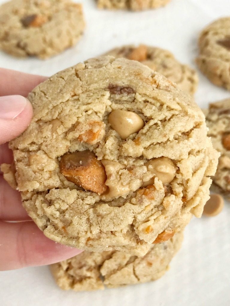 Butterfinger Peanut Butter Cookies | Peanut Butter Cookies | Butterfingers | Dessert | Cookies | #cookies #peanutbutterdessert #peanutbutterrecipes #peanutbutter