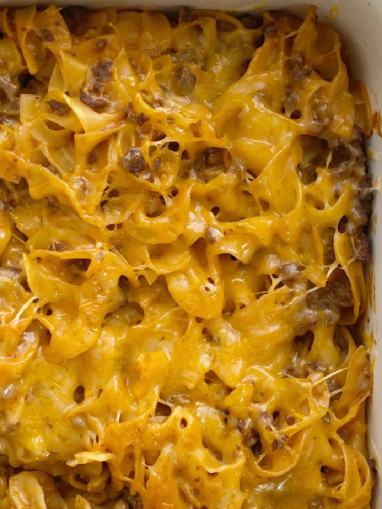 Ground Beef Country Casserole is packed with all your favorite comfort foods. Tomato, mushrooms, creamy sauce, ground beef, and tender egg noodles. It's an easy casserole that's made with inexpensive ingredient. 