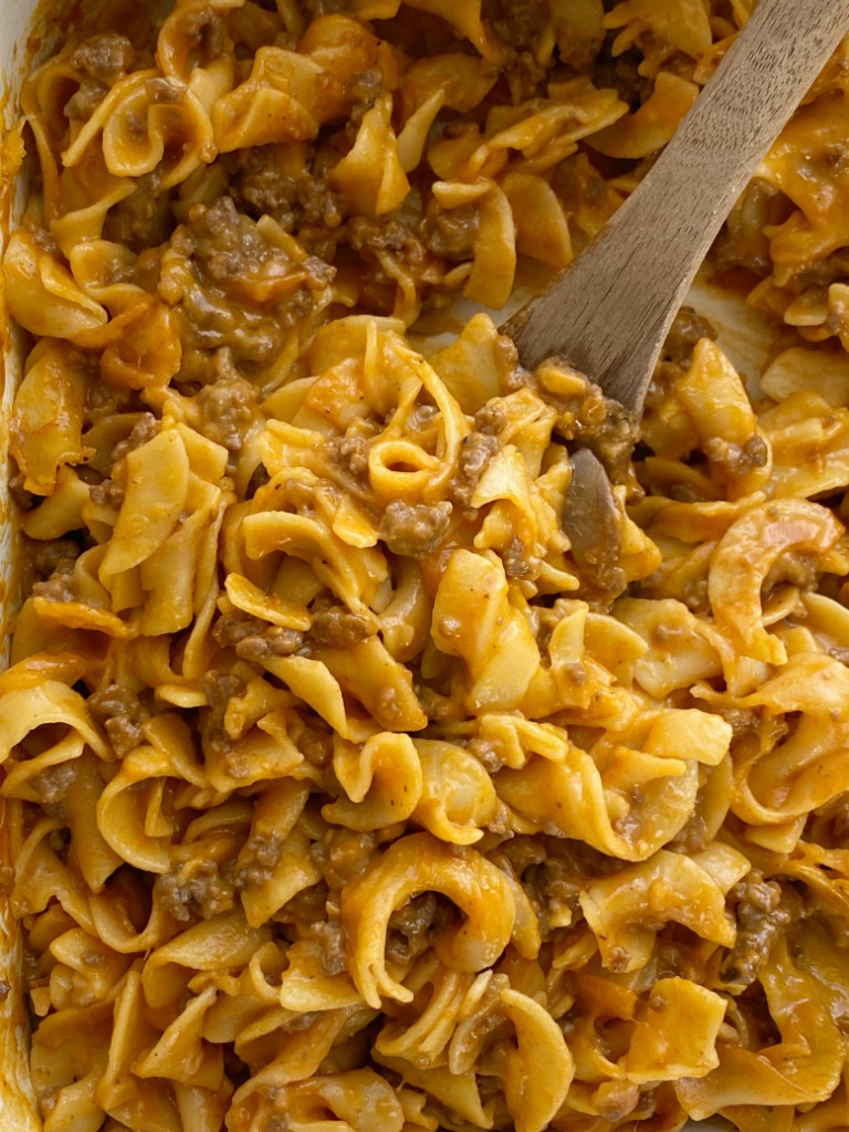 Ground Beef Country Casserole is packed with all your favorite comfort foods. Tomato, mushrooms, creamy sauce, ground beef, and tender egg noodles. It's an easy casserole that's made with inexpensive ingredient. 