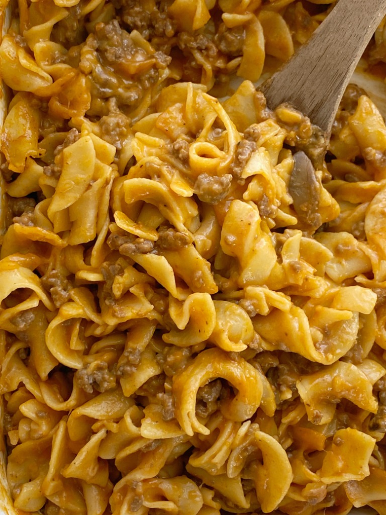 Ground Beef Country Casserole is packed with all your favorite comfort foods. Tomato, mushrooms, creamy sauce, ground beef, and tender egg noodles. It's an easy casserole that's made with inexpensive ingredient. 