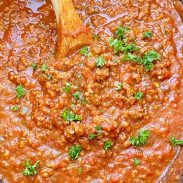 Come home to an Italian feast with this Slow Cooker ITALIAN SAUSAGE & BEEF SPAGHETTI SAUCE. Two meats simmer all day long in the crock pot for maximum flavor. Leftovers freeze really well for another pasta dinner night.