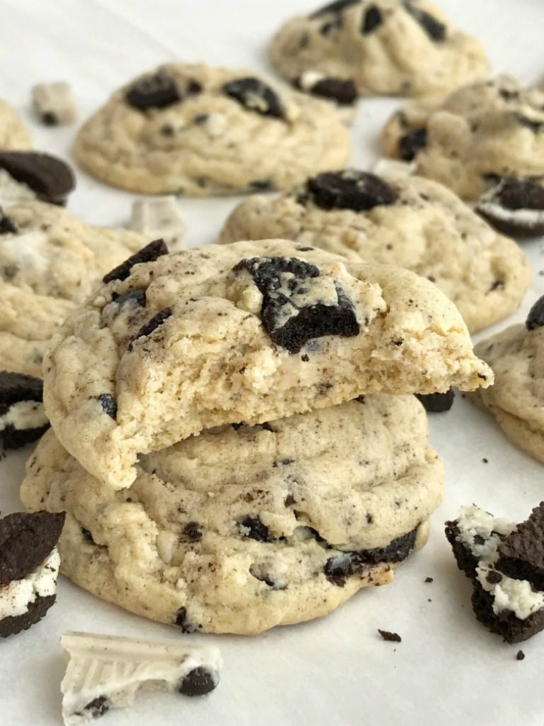 Oreo Cookies & Cream Pudding Cookies | Pudding Cookies | Oreo Cookies | Cookies | Oreo cookies & cream pudding cookies are thick, super soft thanks to the pudding mix in the dough, and totally addictive! Cookies n cream chocolate candy bars, Oreo pudding mix, and Oreo cookies are all in these cookies. #cookies #desserts #easyrecipe #oreos
