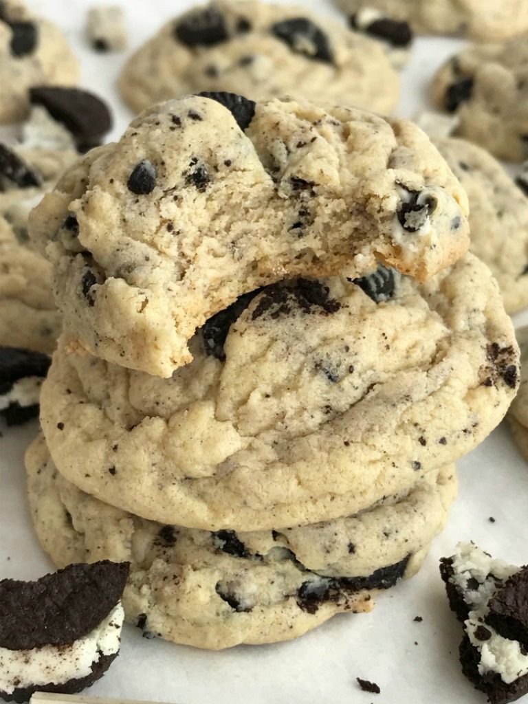 Oreo Cookies & Cream Pudding Cookies | Pudding Cookies | Oreo Cookies | Cookies | Oreo cookies & cream pudding cookies are thick, super soft thanks to the pudding mix in the dough, and totally addictive! Cookies n cream chocolate candy bars, Oreo pudding mix, and Oreo cookies are all in these cookies. #cookies #desserts #easyrecipe #oreos