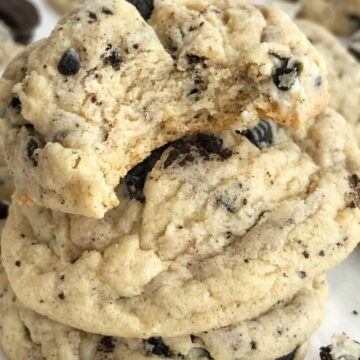 Oreo Cookies & Cream Pudding Cookies | Pudding Cookies | Oreo Cookies | Cookies | Oreo cookies & cream pudding cookies are thick, super soft thanks to the pudding mix in the dough, and totally addictive! Cookies n cream chocolate candy bars, Oreo pudding mix, and Oreo cookies are all in these cookies. #cookies #desserts #easyrecipe #oreos