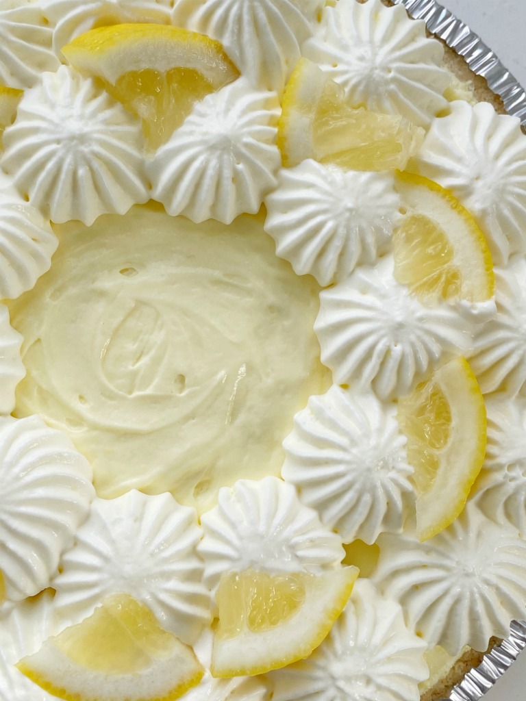 No Bake Pie | Lemon Pie | No Bake Lemon Pudding Pie has three layers of lemon pudding, fresh lemon juice, and homemade whipped cream! 5 minutes to make and only 5 ingredients. #nobakerecipes #nobakedesserts #lemonpie #lemonrecipes