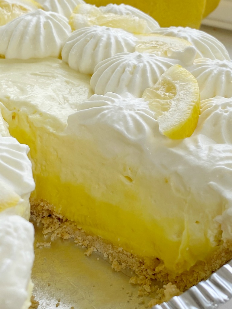 No Bake Pie | Lemon Pie | No Bake Lemon Pudding Pie has three layers of lemon pudding, fresh lemon juice, and homemade whipped cream! 5 minutes to make and only 5 ingredients. #nobakerecipes #nobakedesserts #lemonpie #lemonrecipes