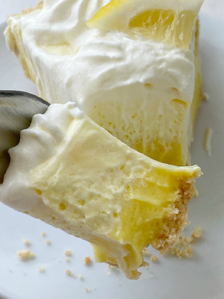 No Bake Pie | Lemon Pie | No Bake Lemon Pudding Pie has three layers of lemon pudding, fresh lemon juice, and homemade whipped cream! 5 minutes to make and only 5 ingredients. #nobakerecipes #nobakedesserts #lemonpie #lemonrecipes