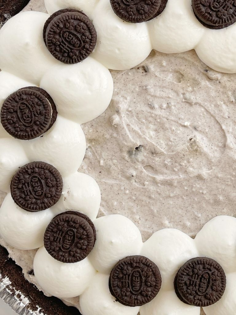 Oreo pudding pie recipe is a no bake pie recipe garnished with whipped cream and Oreo cookies. 