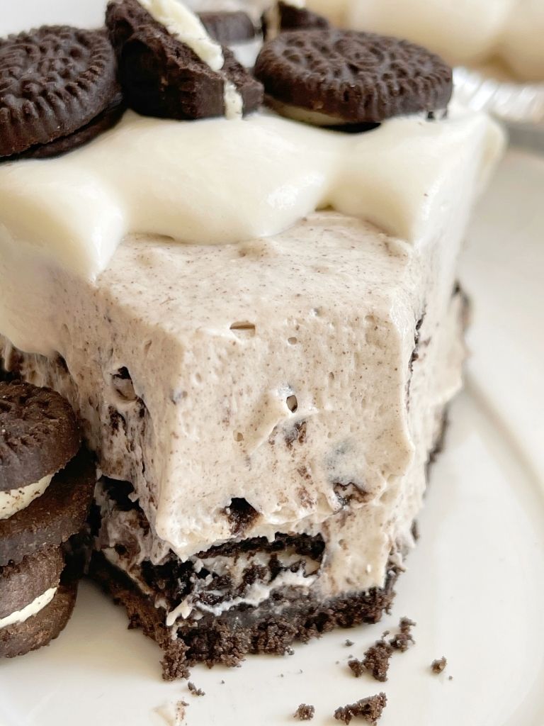 A slice of Oreo pudding pie on a plate.