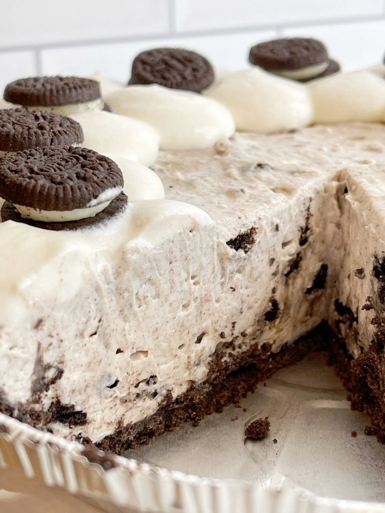 A picture of Oreo pie that uses instant Oreo pudding mix.