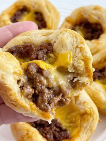 Cheeseburger biscuit cups dinner recipe that is kid-approved.