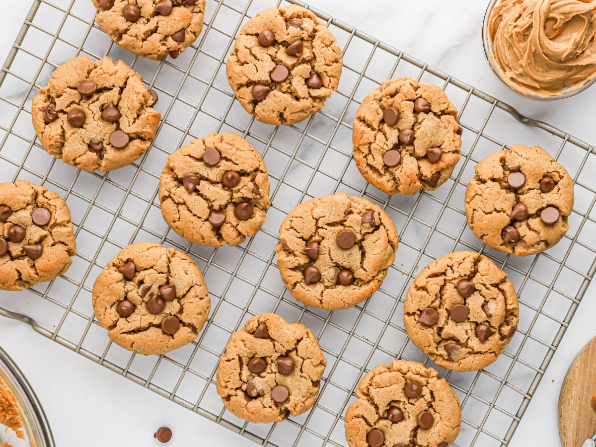 How to make these peanut butter chocolate chip cookies with no flour in them. 