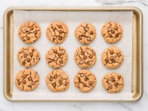 How to make these peanut butter chocolate chip cookies with no flour in them.