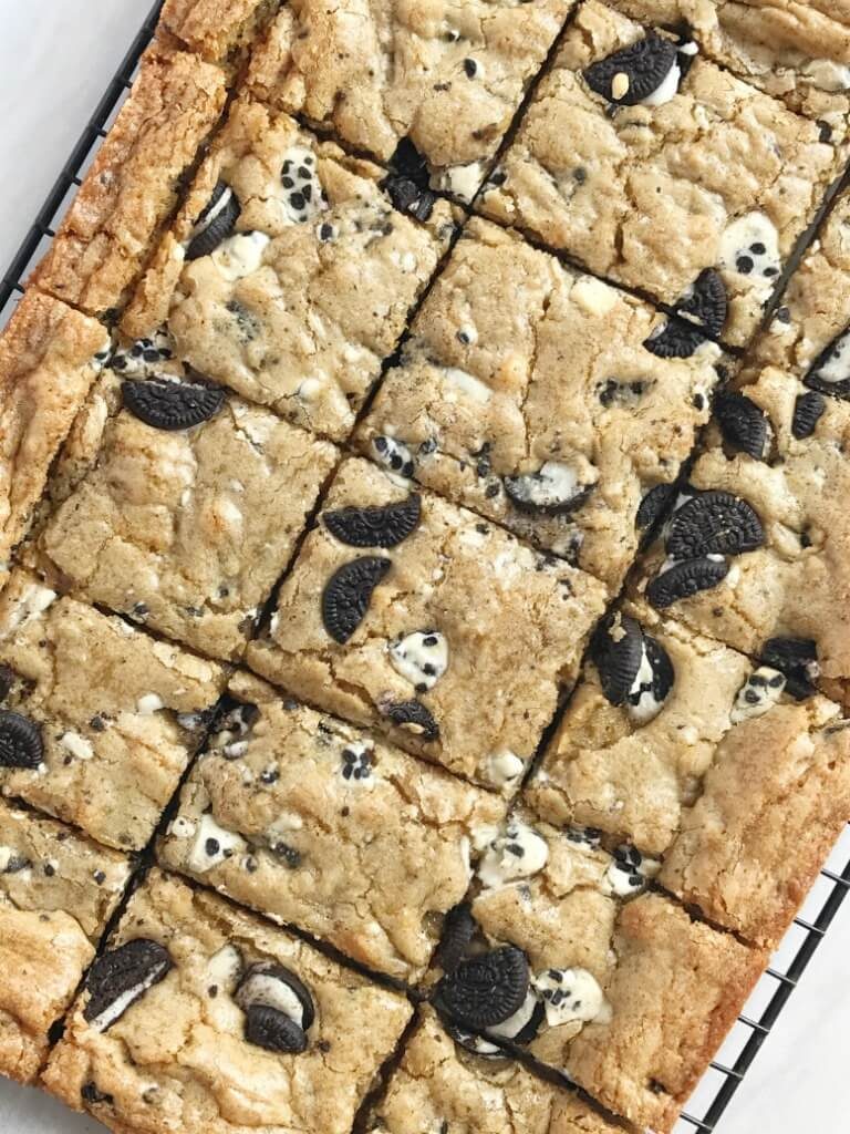 Easy, one bowl Oreo cookies & cream blondie bars. Thick, soft-baked, crispy buttery edges, and loaded with Oreo cookies and cookies & cream chocolate. Everyone will love these delicious dessert blondie bars. 