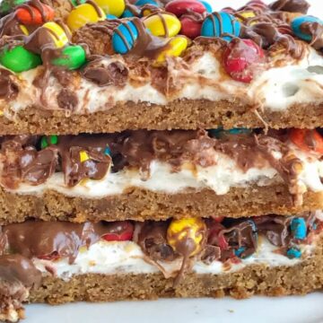   Four ingredients are all you need for this super easy, quick to make, and delicious peanut butter s'mores cookie bars! Get the kids involved and make this fun dessert in a matter of minutes. Tastes just like a toasty s'mores with peanut butter and chocolate candies | togetherasfamily.com