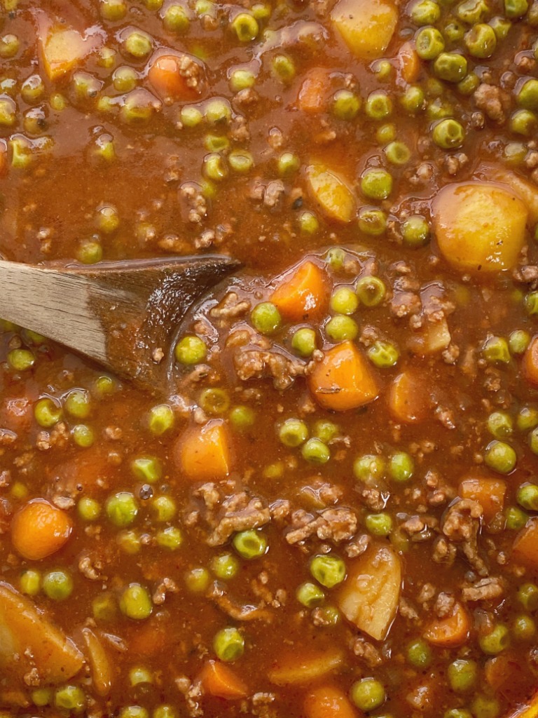 Slow Cooker Chunky Beef Vegetable Soup - RecipesNow!