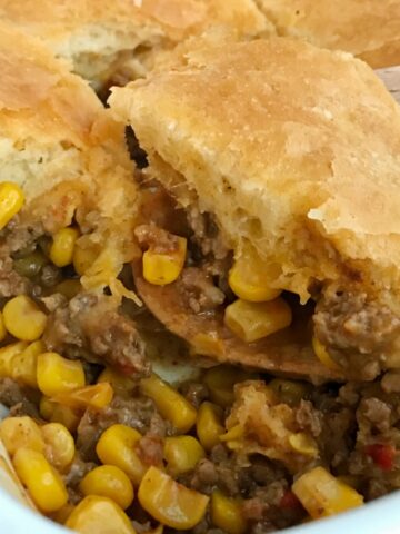 Easy Mexican Biscuit Casserole | Casserole Recipe | Dinner Recipe | Mexican casserole is an easy, 30 minute dinner that only needs 5 ingredients. A hearty ground beef filling with corn, is topped with cheese and flaky buttery biscuit dough. Serve with your favorite taco toppings for an easy family dinner. #dinnerrecipe #easyrecipe #casseroles #casserolerecipe #mexicanfood #recipeoftheday