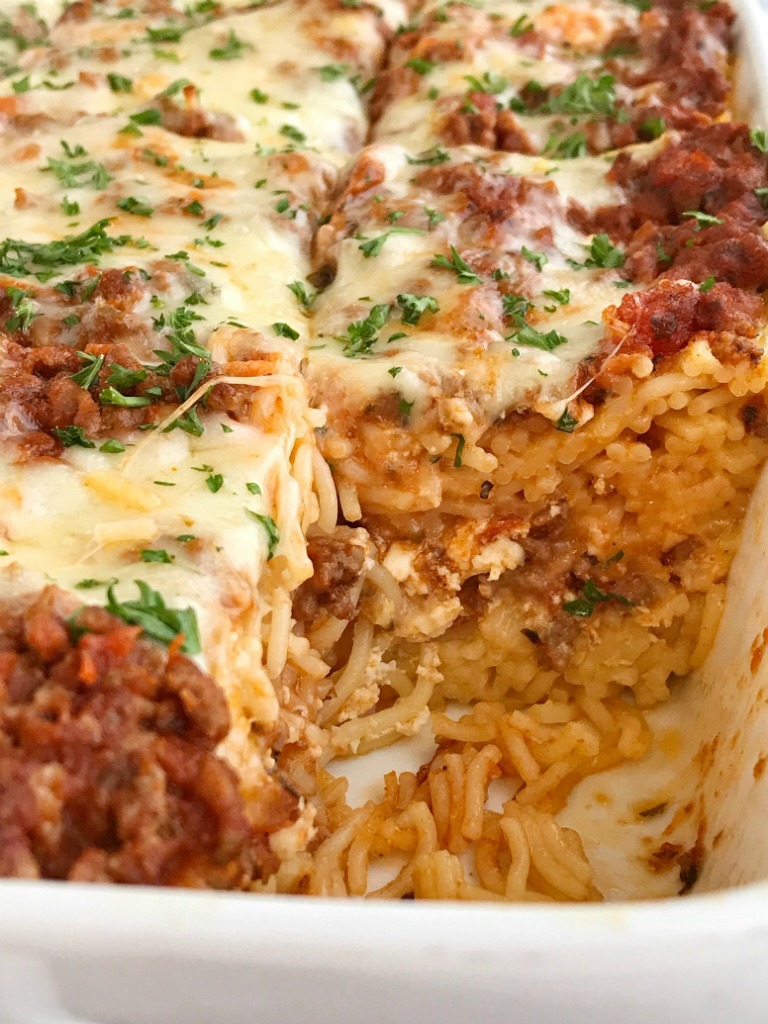 Baked Spaghetti Casserole | Baked spaghetti casserole is a family favorite dinner that's filled with pasta, cheese, and an easy spaghetti meat sauce. This gets gobbled up even by the pickiest eaters when I make it for dinner. Serve with a salad and garlic bread for a delicious and heart family dinner #easydinnerrecipes #casserole #casserolerecipes