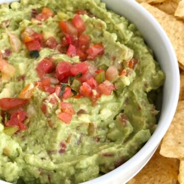 Pico de Gallo Guacamole | Avocados | Guacamole Recipe |Easy pico de gallo is the best, and easiest way to make guacamole! 3 ingredients is all you need; avocados, lime juice, and prepared pico de gallo. Mix together for a delicious topping to tacos, nachos, or dip taquitos or quesadillas into it.