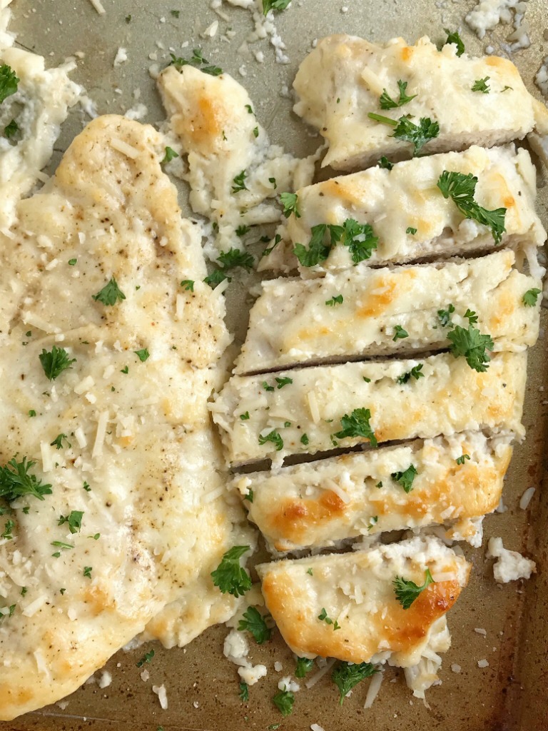 Baked Garlic Parmesan Chicken | Baked Chicken | Chicken Recipes | Baked garlic parmesan chicken is an easy dinner that everyone will LOVE! #easydinnerrecipes #chicken #dinner