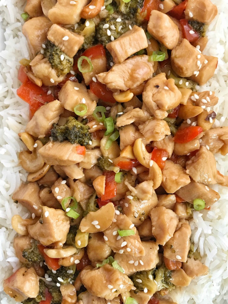 Instant Pot Cashew Chicken | Instant Pot Recipe | Chicken | Cashew Chicken | If you're looking for the best instant pot chicken recipe then this Instant Pot cashew chicken is it! Chunks of chicken breast, broccoli, red pepper, and cashews smothered in a delicious homemade sauce and cooks up quick in the instant pot. Dinner is ready in about 30 minutes. #instantpot #easydinnerrecipes #chicken