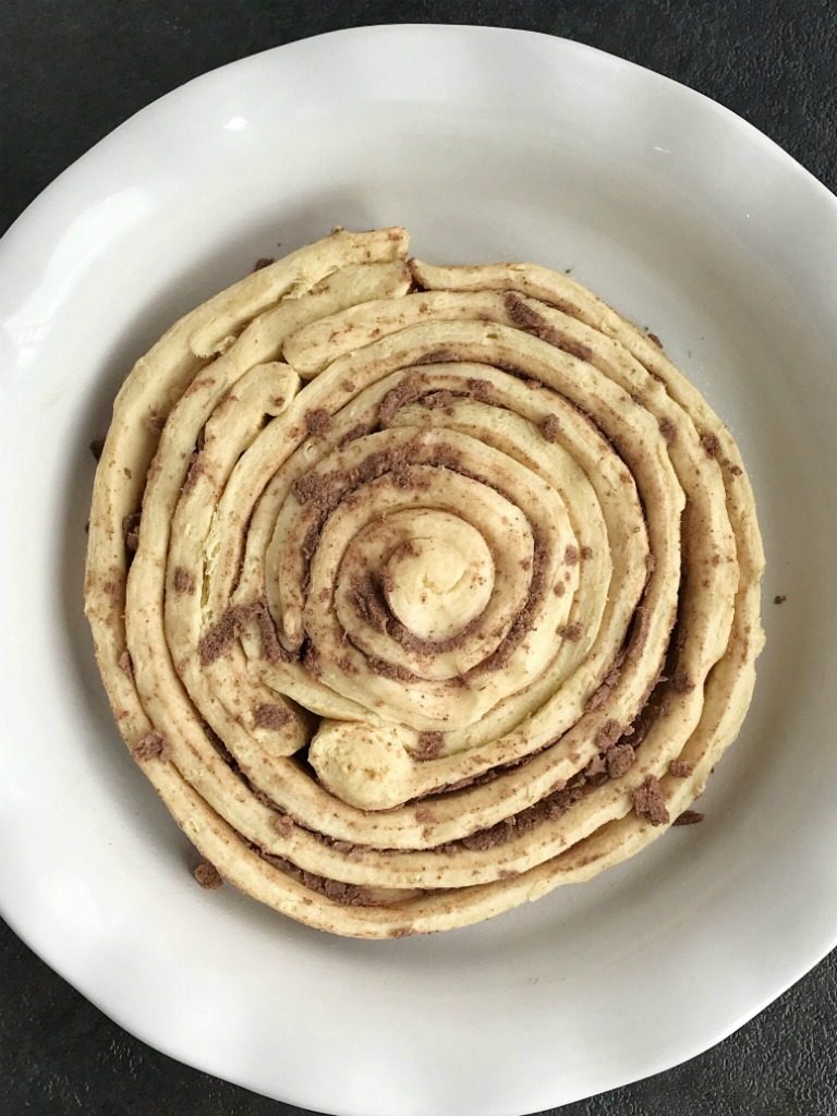 No Yeast Giant Cinnamon Roll | 5 Ingredients | Cinnamon Rolls | No yeast giant cinnamon roll is only 5 ingredients! This giant cinnamon roll has a crumbly sweet streusel toppings, takes just minute to prepare, and it requires no yeast! So easy, thanks to the refrigerated cinnamon rolls, that anyone can make it. #cinnamonrolls #easy #breakfastrecipes