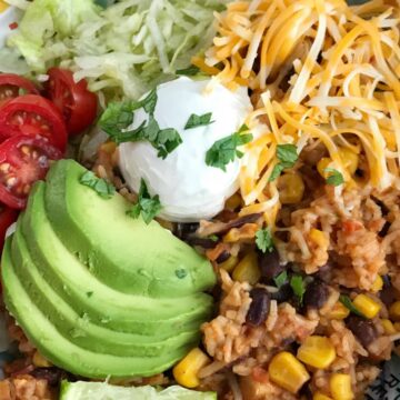 Instant Pot Chicken Burrito Bowls | Instant Pot Recipe | Chicken Recipes | Instant Pot Chicken Recipes | Burrito Bowls | Instant Pot chicken burrito bowls can be on the dinner table in 30 minutes! All your favorite things about a burrito but made into a delicious burrito bowl. Top with lettuce, cheese, tomato, avocado for a quick & easy family approved dinner. If you're looking for the best Instant Pot chicken recipe then this is it! #instantpotrecipe #instantpot #chicken #dinner #easydinner