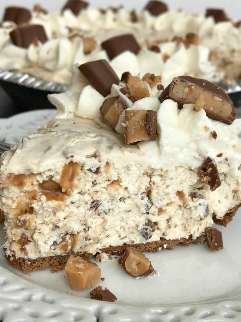 {no bake} Heath Toffee Cheesecake Pie | No Bake Dessert | Cheesecake | Pie | Toffee cheesecake pie is a cool and creamy no bake pie that is perfect for summer days! Toffee cheesecake pie has pudding, Cool Whip, and Heath candy bar pieces all inside an easy store-bough chocolate graham cracker crust. #dessert #nobake #dessertrecipes #pie #toffee