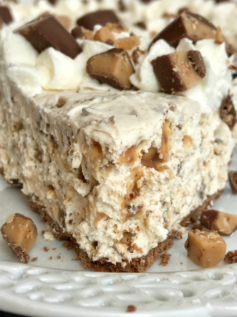{no bake} Heath Toffee Cheesecake Pie | No Bake Dessert | Cheesecake | Pie | Toffee cheesecake pie is a cool and creamy no bake pie that is perfect for summer days! Toffee cheesecake pie has pudding, Cool Whip, and Heath candy bar pieces all inside an easy store-bough chocolate graham cracker crust. #dessert #nobake #dessertrecipes #pie #toffee