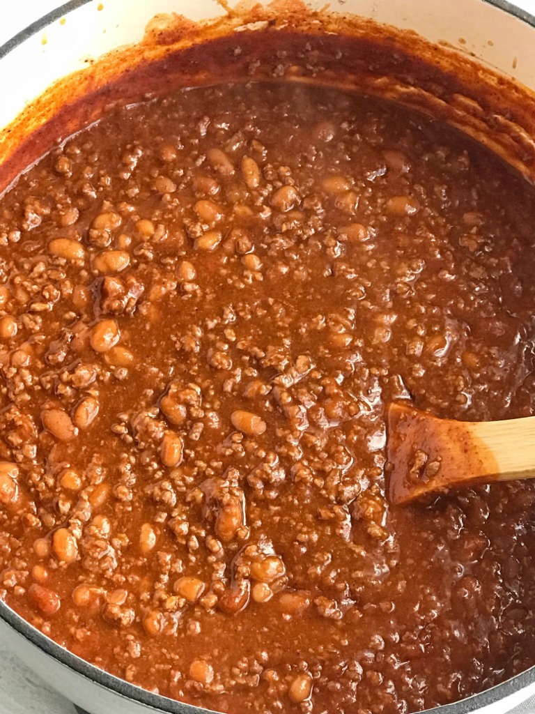 Baked Bean & Beef Chili | Chili Recipe | Baked bean beef chili is an easy, 4 ingredient chili recipe that is sweet & spicy! Sweet baked beans, lean ground beef, tomato juice, and seasonings make this chili so quick and easy to make. Don't forget the corn chips, shredded cheese, and sour cream! #chilirecipes #dinnerrecipes #chili #groundbeef #recipes