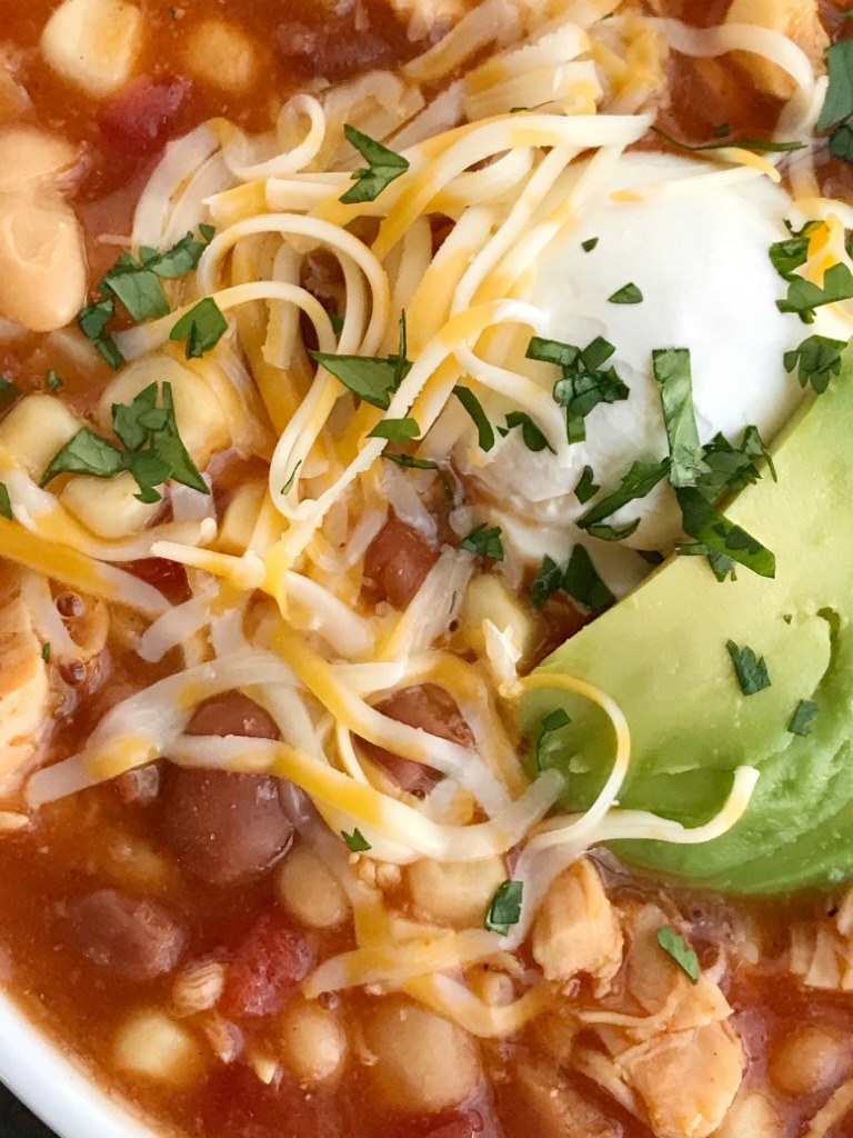 8 Can Chicken Chili | Chicken Chili Recipe | 30 Minute Dinner | 8 can chicken chili is a quick & easy dinner that be ready in no time at all. You literally dump 8 cans into a soup pot plus seasonings! This is surprisingly so delicious and comforting. Top with sour cream, shredded cheese, tortilla chips, and avocado slices. #dinner #easydinnerrecipes #recipeoftheday #soup #chickenrecipes #chilirecipes #chicken #chili
