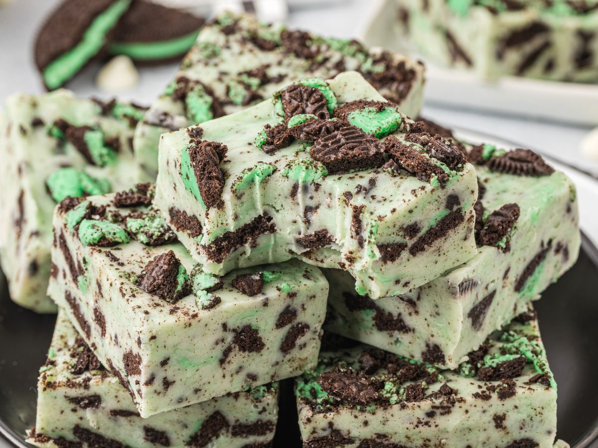 How to make mint oreo fudge with step by step process photos. 