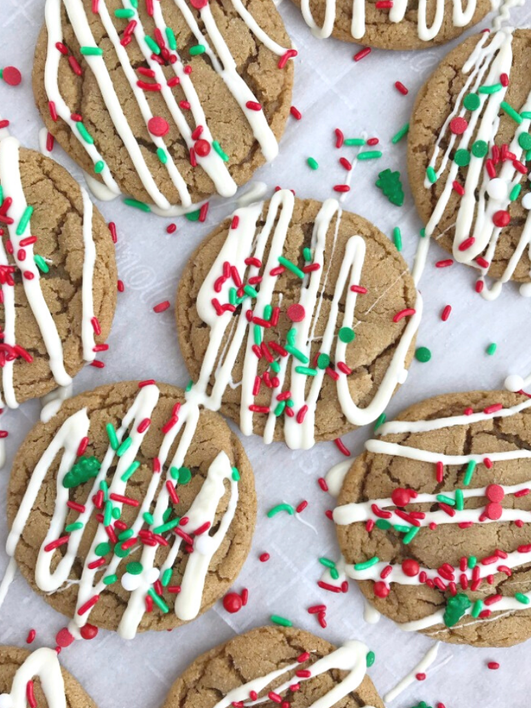 Christmas Gingerdoodle Cookies | Gingersnap Cookies | Gingerbread | Christmas Cookies | Christmas gingerdoodle cookies are a mix of a snickerdoodle cookie and a gingersnap cookies! No crispy cookies with this recipe. Soft, chewy gingersnap cookie that's rolled in sugar. Perfectly spiced that even kids will eat these. Decorate with a drizzle of white chocolate and Christmas sprinkles for the best Christmas cookies. 