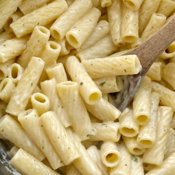 Easy Garlic Parmesan Pasta is a family favorite 20 minute dinner recipe! This is my family's most loved & requested recipe. Pasta noodles covered in a creamy garlic parmesan white sauce.