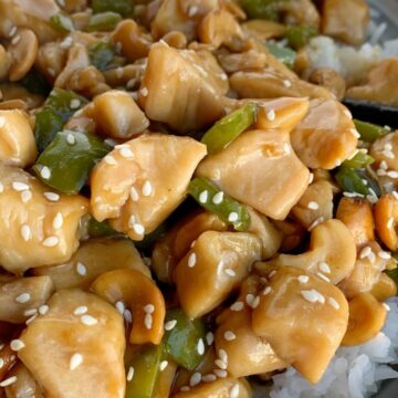 Chinese Cashew Chicken | Chinese Food | Chicken Recipe | Dinner Recipes | Chinese Cashew Chicken cooks in one pot on the stove top and can be on the table in just 30 minutes! Chunks of chicken and green pepper simmer in a easy homemade Chinese sauce. Serve over rice for a family approved dinner. #chickenrecipe #chicken #dinner #dinnerideas #recipeoftheday