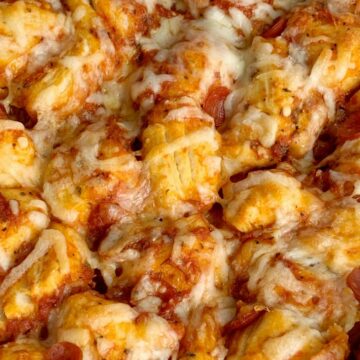 Pepperoni Pizza Biscuit Casserole | Pizza Casserole | Dinner | Pizza Casserole made with fluffy biscuits, pizza sauce, mini pepperoni, seasonings, and cheese! So easy to make and ready for dinner in just 30 minutes. #easyrecipes #dinner #dinnerrecipes #recipeoftheday #casseroles #pepperonipizza