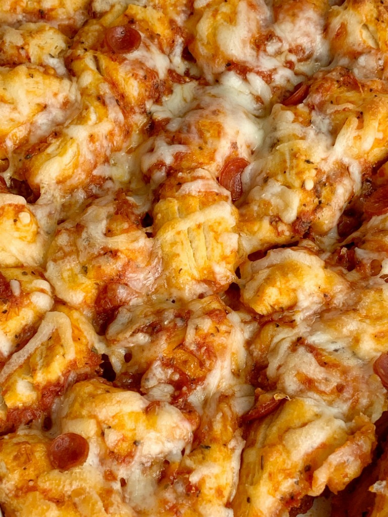 Pepperoni Pizza Biscuit Casserole | Pizza Casserole | Dinner | Pizza Casserole made with fluffy biscuits, pizza sauce, mini pepperoni, seasonings, and cheese! So easy to make and ready for dinner in just 30 minutes. #easyrecipes #dinner #dinnerrecipes #recipeoftheday #casseroles #pepperonipizza